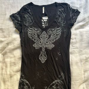 ocasion brand shirt, so beautiful with ripped details on the back